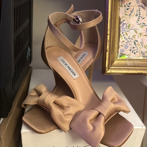 Elegant Bow-Tie Heels in Rose by Steve Madden - Picture 1 of 4